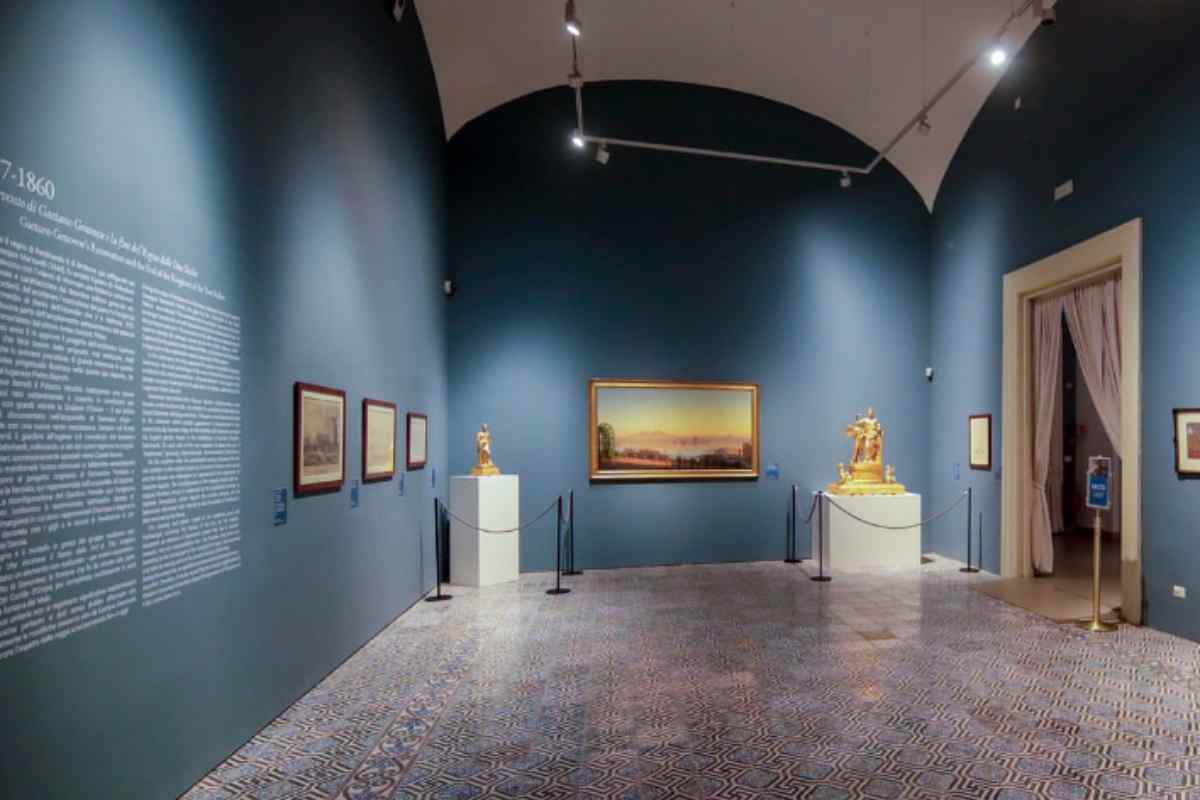 visitatore si toglie scarpa museo opera d'arte