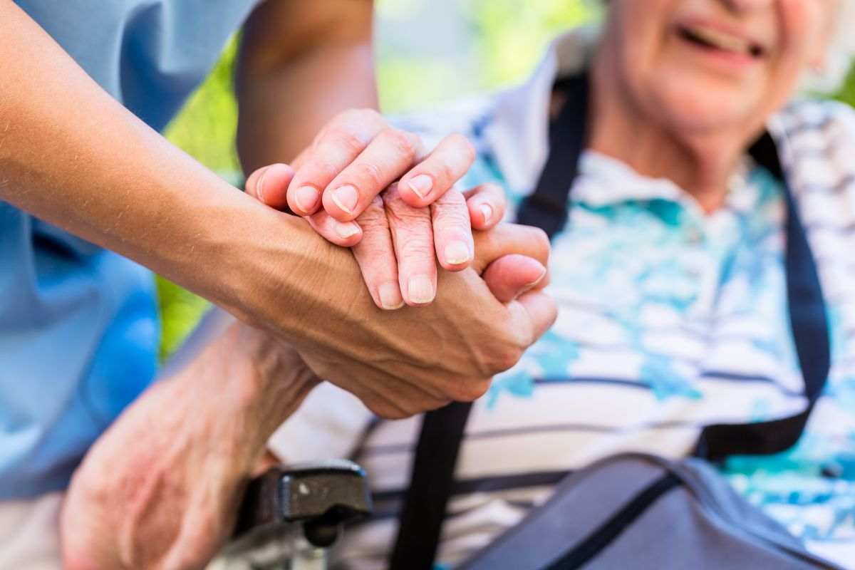 Signora anziana aiutata dalla badante