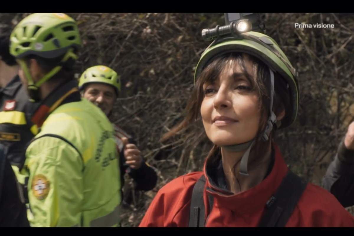 Ambra Angiolini nei panni di sara nobili