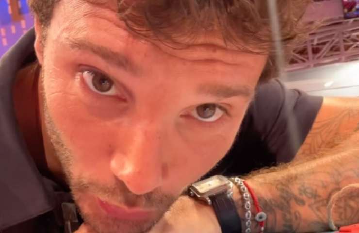 Affari Tuoi Stefano De Martino come Amadeus conferma studio